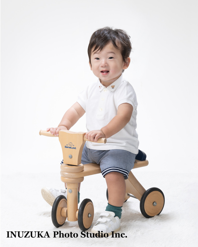 いぬづか写真室で撮影したおもちゃで遊ぶ一歳の赤ちゃん 自然な表情