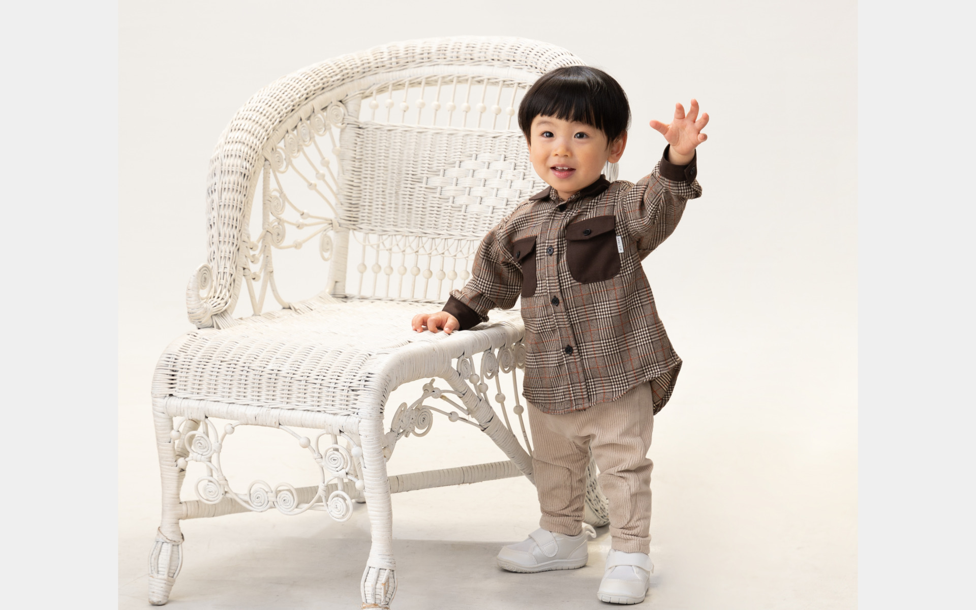 一歳記念のベビーフォトで笑顔の赤ちゃん