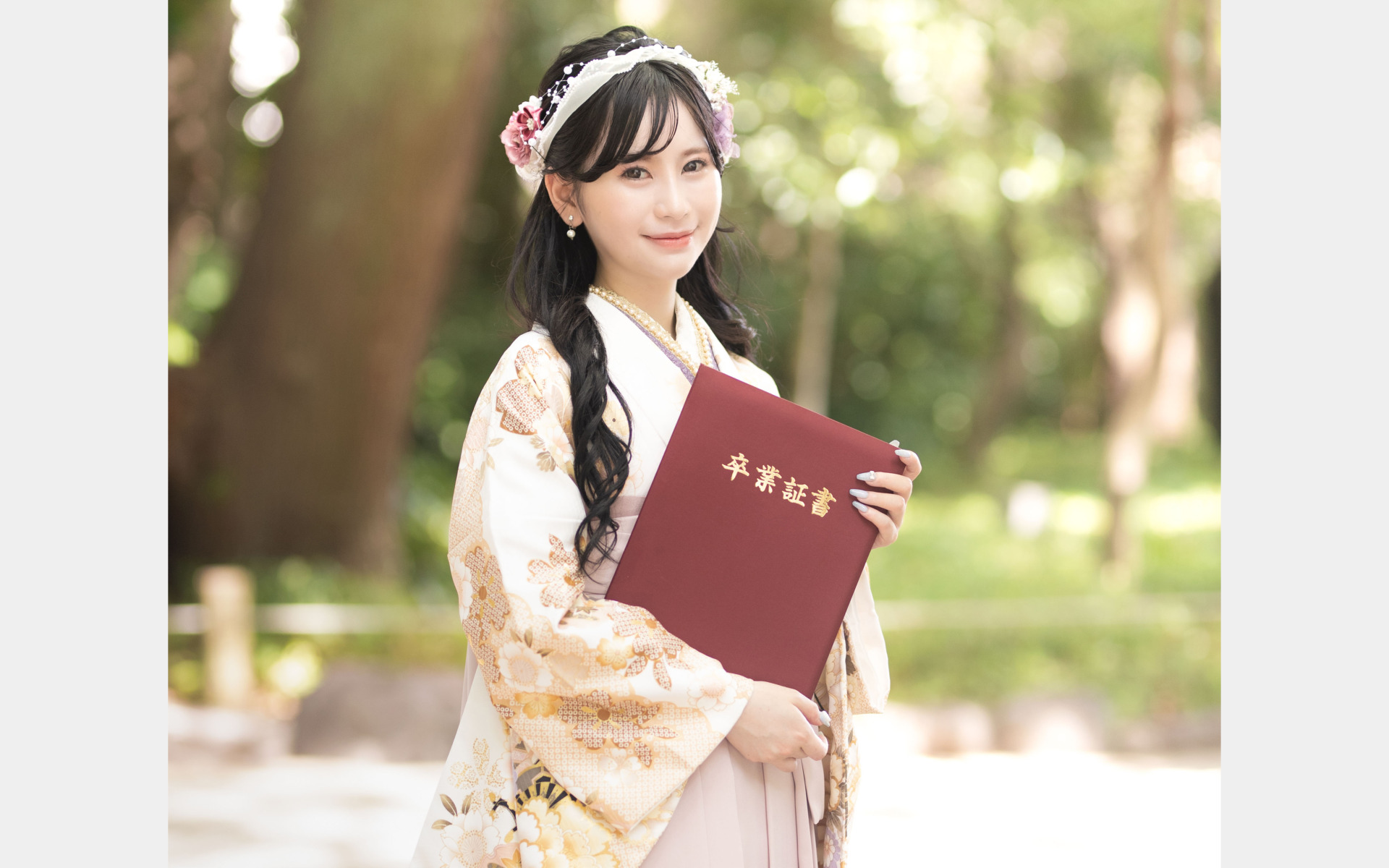 いぬづか写真室のロケーションフォトをした笑顔の袴の女性