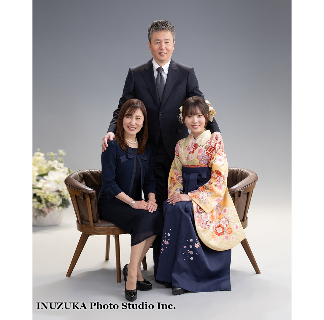いぬづか写真室で撮影した卒業袴の家族写真