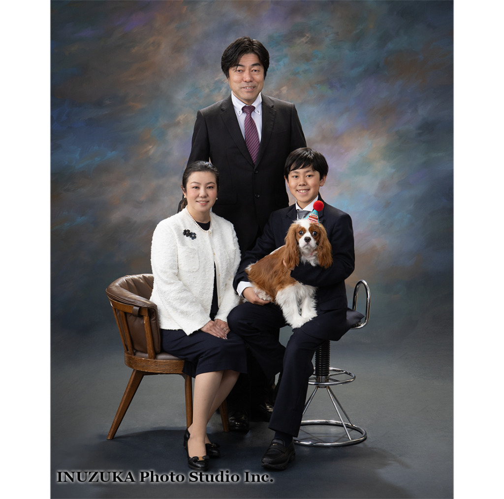 いぬづか写真室で撮影した犬と一緒の家族写真