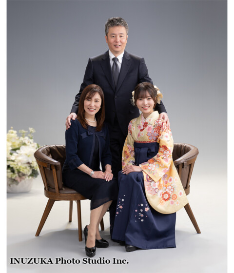 いぬづか写真室で撮影した卒業袴の家族写真
